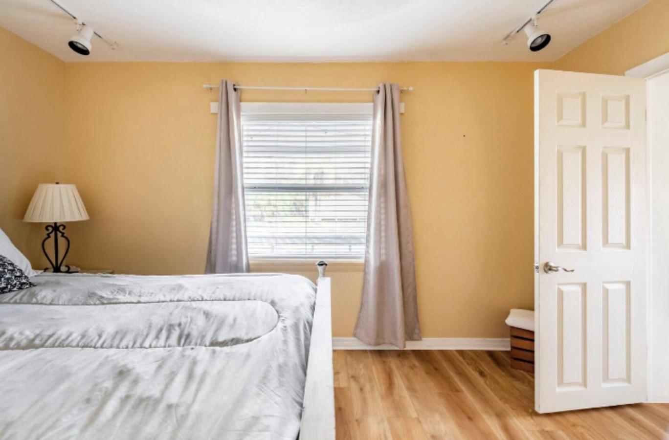3-Bed Bungalow Walk To Historic Downtown 산퍼드 외부 사진
